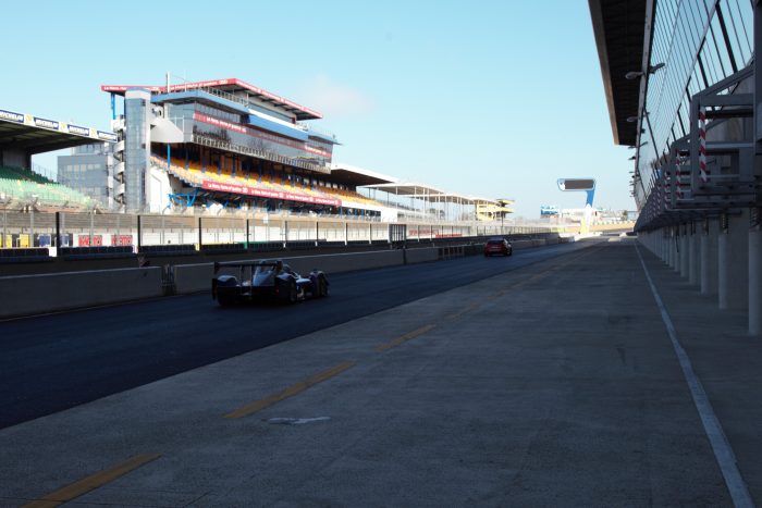 Pit lane du circuit du Mans