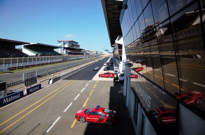 Pit lane du circuit du Mans