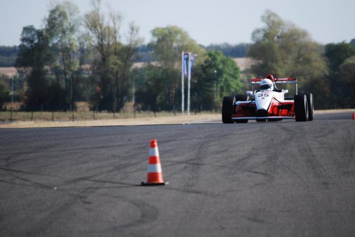 FR 2.0 en apporche d'un virage sur le circuit de Nevers Magny-Cours (piste club) avec LSP Pilotage