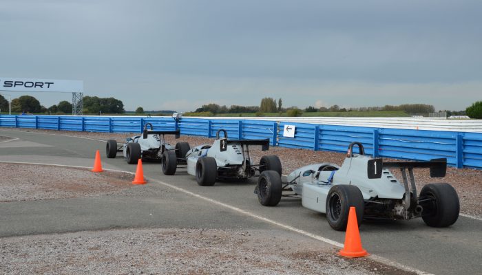 Les monoplaces n'attendent plus que les pilotes pour rouler sur le circuit d'Abbeville